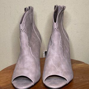 Comfort, Greyish- tan peep toe bootie